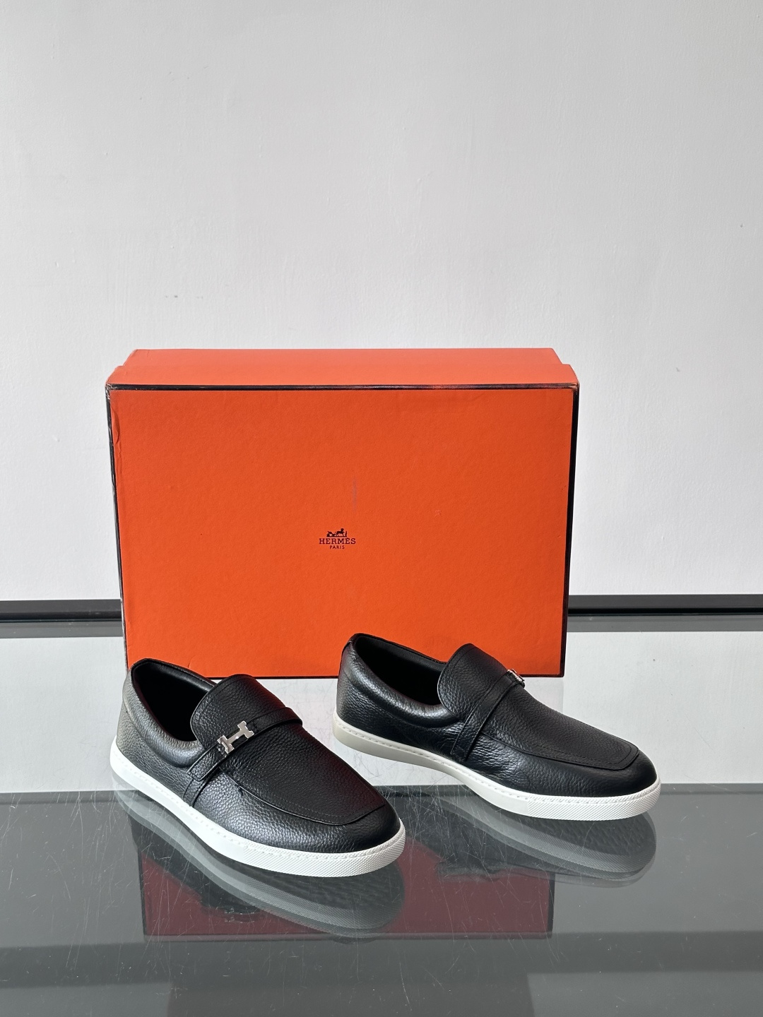 Hermes反绒皮乐福鞋爱马仕这款反绒皮乐福鞋，采用柔软麂皮，质感细腻，搭配白色橡胶鞋底，舒适又实用。鞋