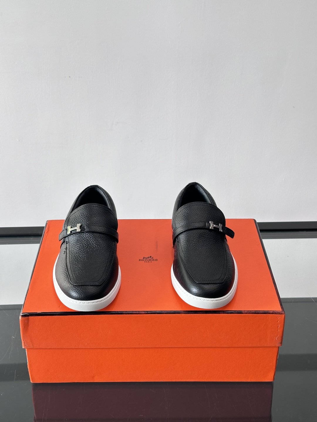 Hermes反绒皮乐福鞋爱马仕这款反绒皮乐福鞋，采用柔软麂皮，质感细腻，搭配白色橡胶鞋底，舒适又实用。鞋