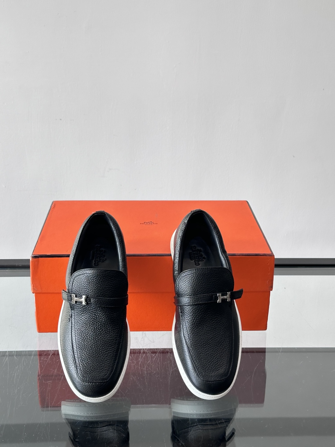 Hermes反绒皮乐福鞋爱马仕这款反绒皮乐福鞋，采用柔软麂皮，质感细腻，搭配白色橡胶鞋底，舒适又实用。鞋