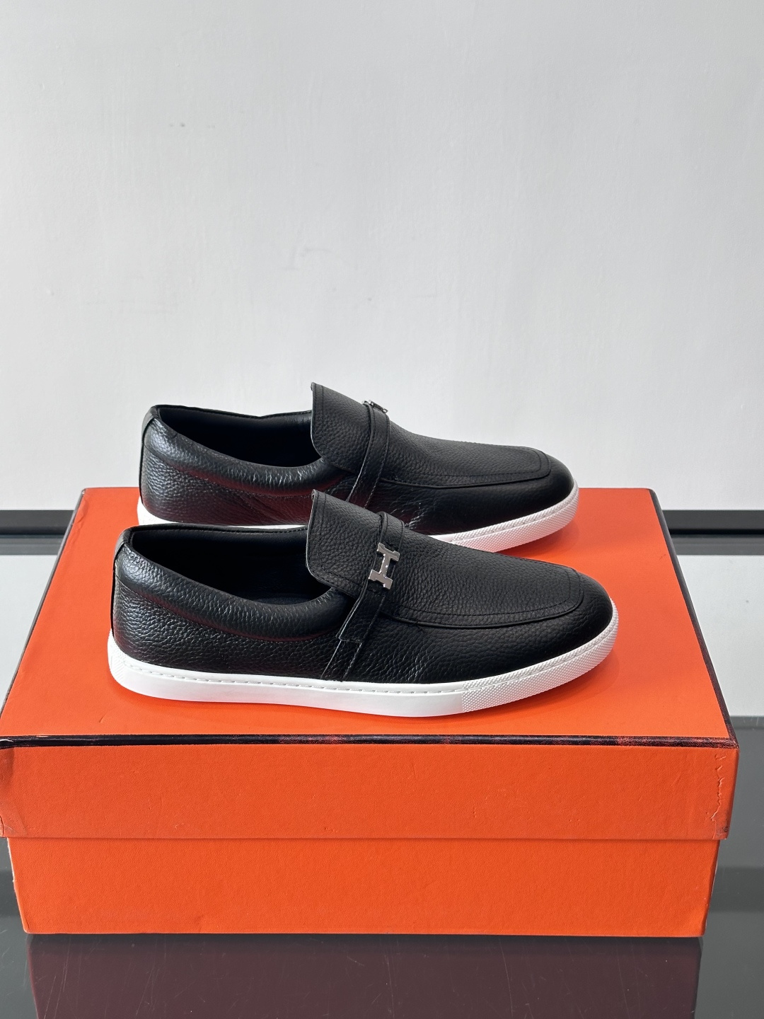 Hermes反绒皮乐福鞋爱马仕这款反绒皮乐福鞋，采用柔软麂皮，质感细腻，搭配白色橡胶鞋底，舒适又实用。鞋