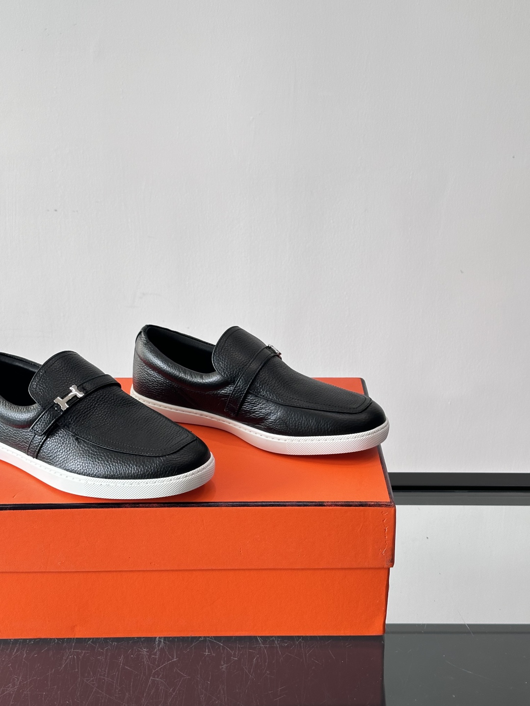 Hermes反绒皮乐福鞋爱马仕这款反绒皮乐福鞋，采用柔软麂皮，质感细腻，搭配白色橡胶鞋底，舒适又实用。鞋