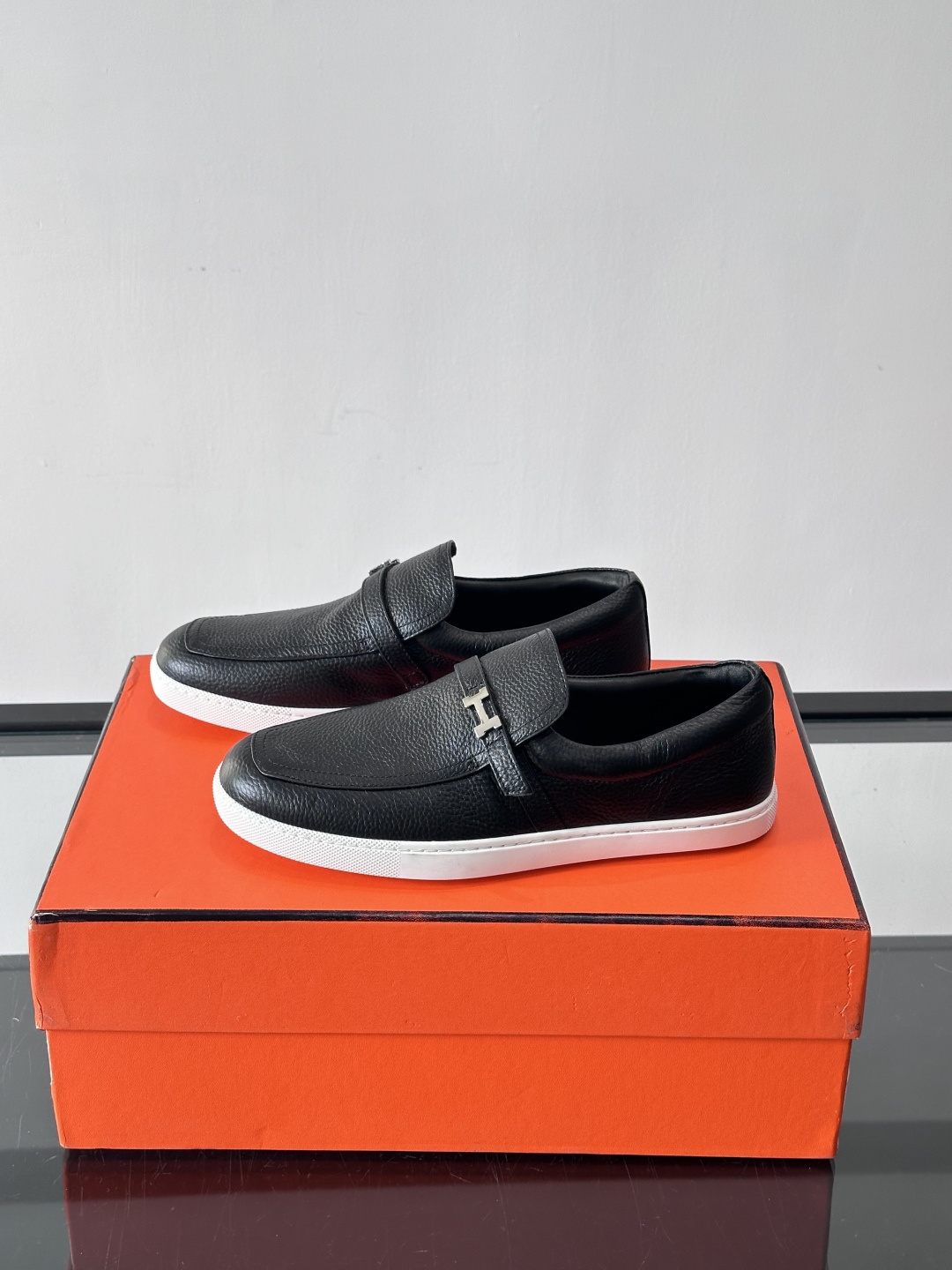 Hermes反绒皮乐福鞋爱马仕这款反绒皮乐福鞋，采用柔软麂皮，质感细腻，搭配白色橡胶鞋底，舒适又实用。鞋