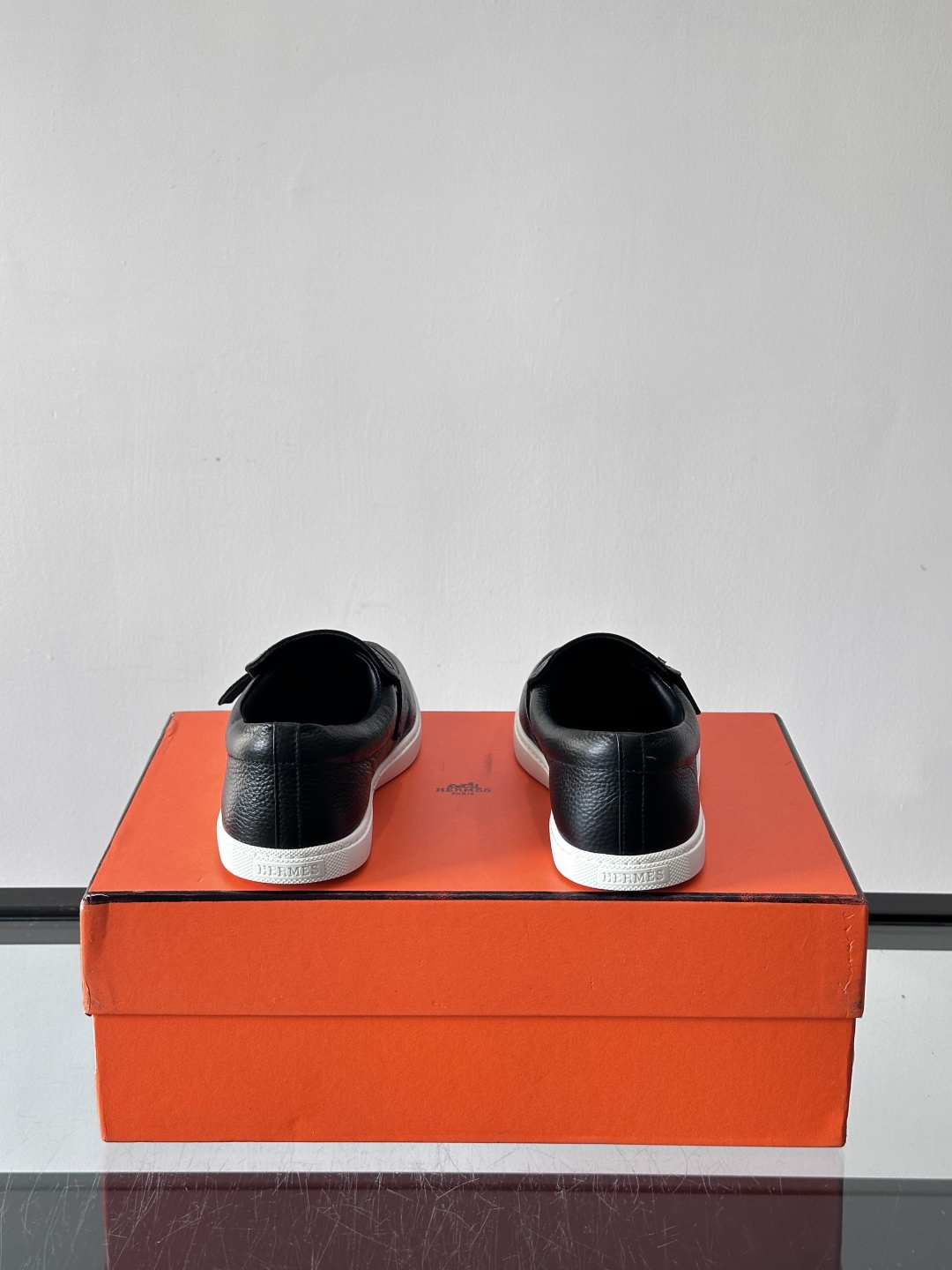 Hermes反绒皮乐福鞋爱马仕这款反绒皮乐福鞋，采用柔软麂皮，质感细腻，搭配白色橡胶鞋底，舒适又实用。鞋