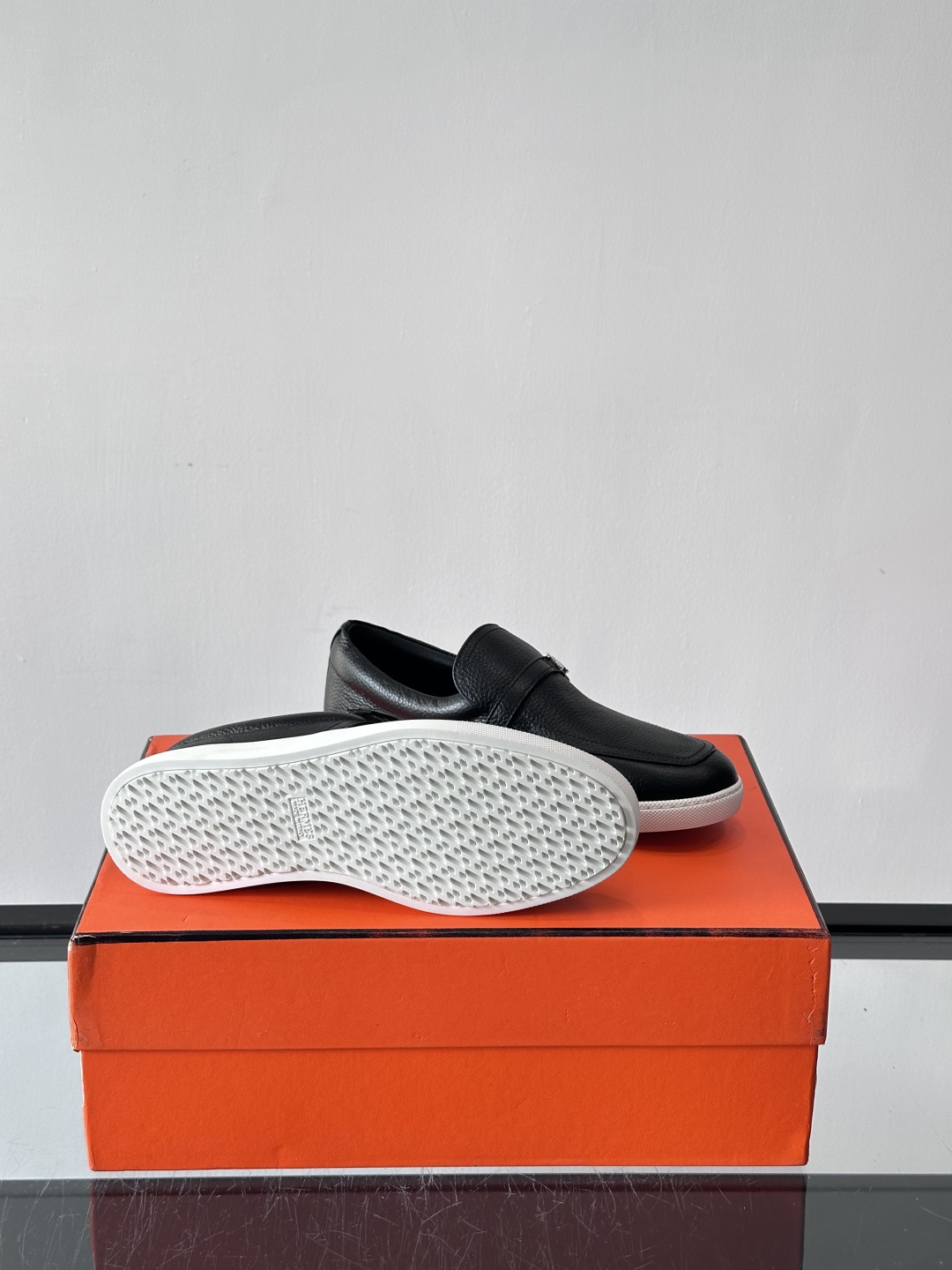 Hermes反绒皮乐福鞋爱马仕这款反绒皮乐福鞋，采用柔软麂皮，质感细腻，搭配白色橡胶鞋底，舒适又实用。鞋