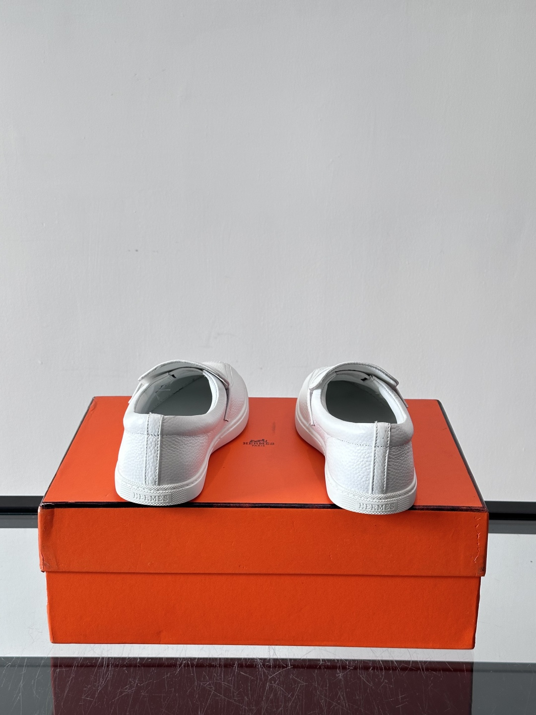 Hermes反绒皮乐福鞋爱马仕这款反绒皮乐福鞋，采用柔软麂皮，质感细腻，搭配白色橡胶鞋底，舒适又实用。鞋