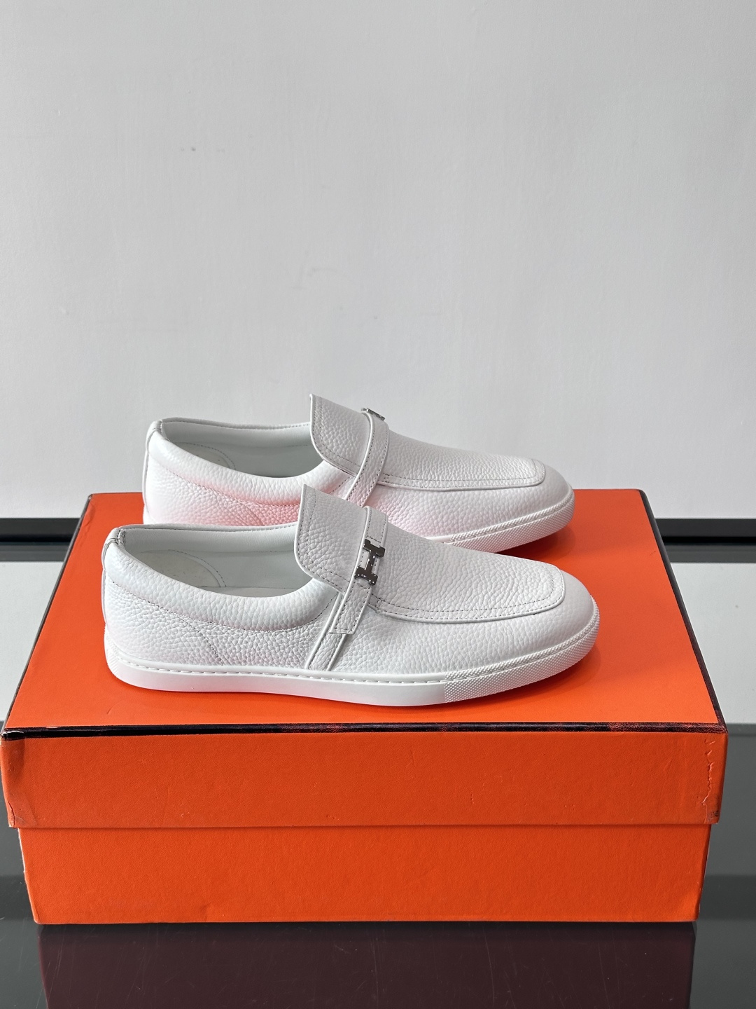 Hermes反绒皮乐福鞋爱马仕这款反绒皮乐福鞋，采用柔软麂皮，质感细腻，搭配白色橡胶鞋底，舒适又实用。鞋