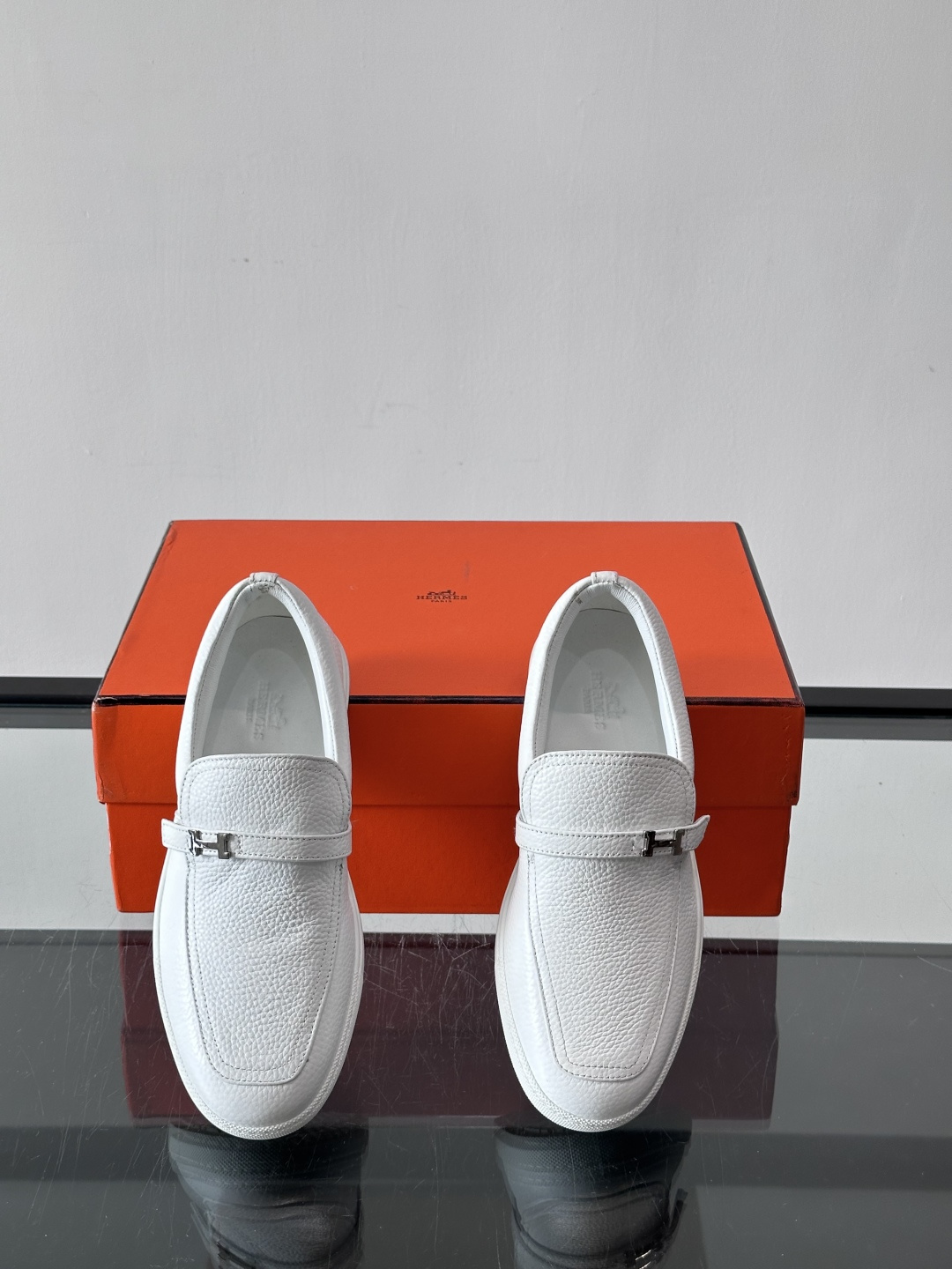 Hermes反绒皮乐福鞋爱马仕这款反绒皮乐福鞋，采用柔软麂皮，质感细腻，搭配白色橡胶鞋底，舒适又实用。鞋