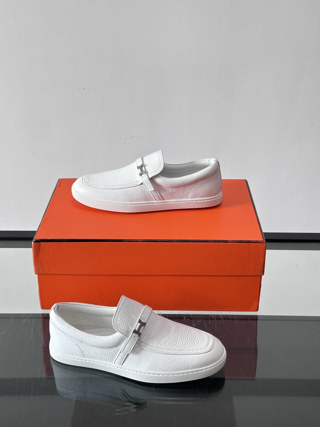 Hermes反绒皮乐福鞋爱马仕这款反绒皮乐福鞋，采用柔软麂皮，质感细腻，搭配白色橡胶鞋底，舒适又实用。鞋