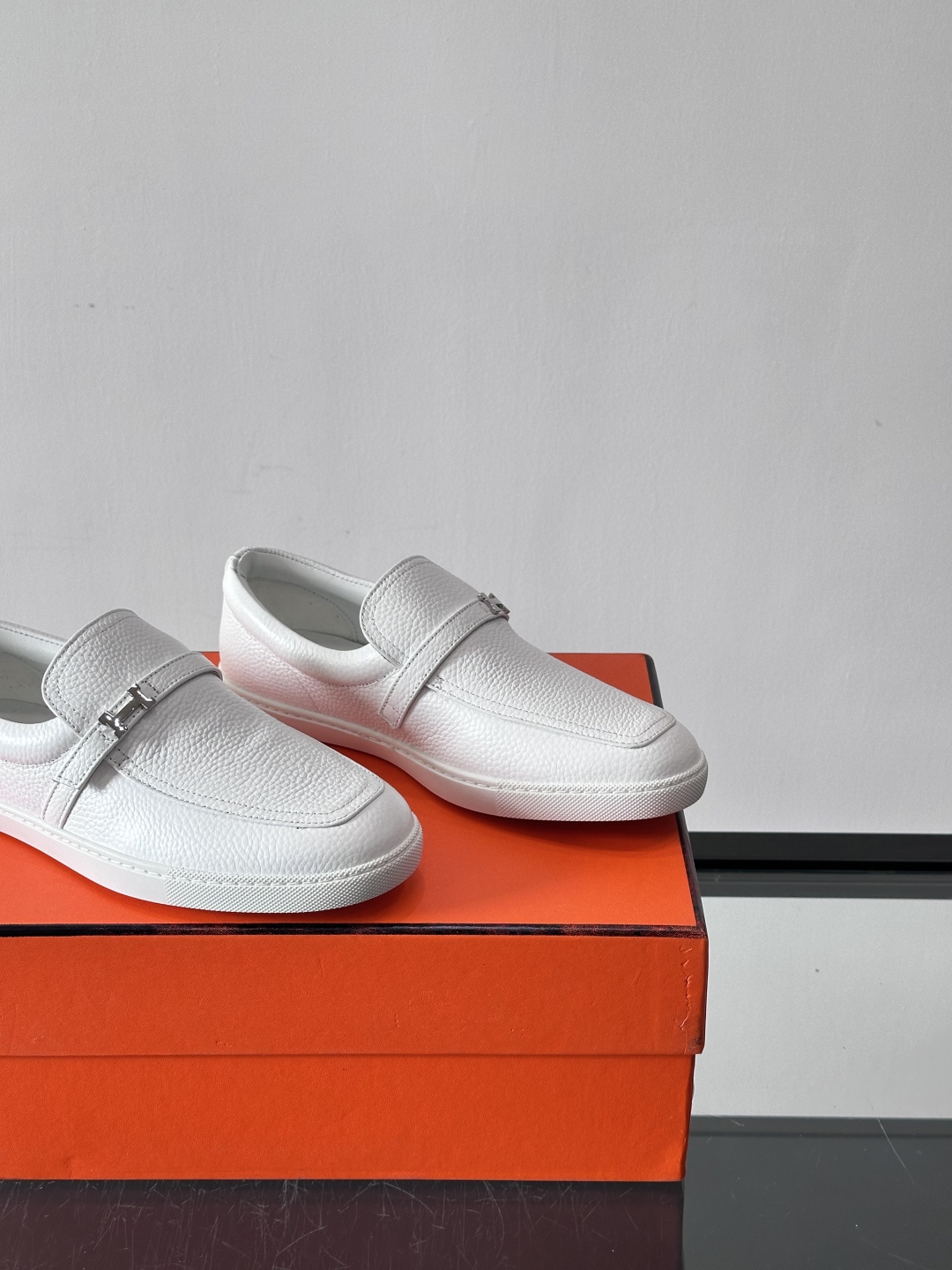 Hermes反绒皮乐福鞋爱马仕这款反绒皮乐福鞋，采用柔软麂皮，质感细腻，搭配白色橡胶鞋底，舒适又实用。鞋