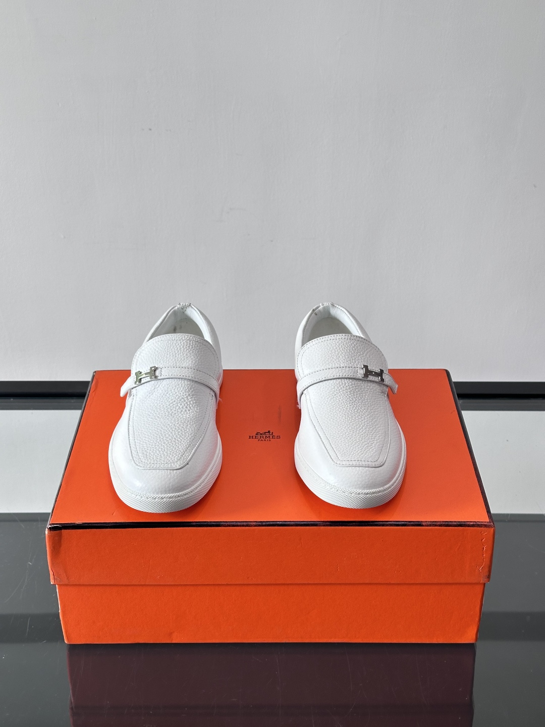 Hermes反绒皮乐福鞋爱马仕这款反绒皮乐福鞋，采用柔软麂皮，质感细腻，搭配白色橡胶鞋底，舒适又实用。鞋