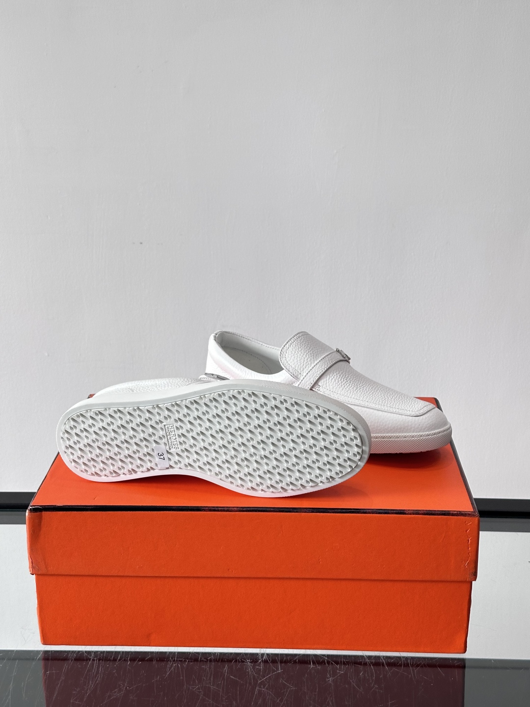 Hermes反绒皮乐福鞋爱马仕这款反绒皮乐福鞋，采用柔软麂皮，质感细腻，搭配白色橡胶鞋底，舒适又实用。鞋