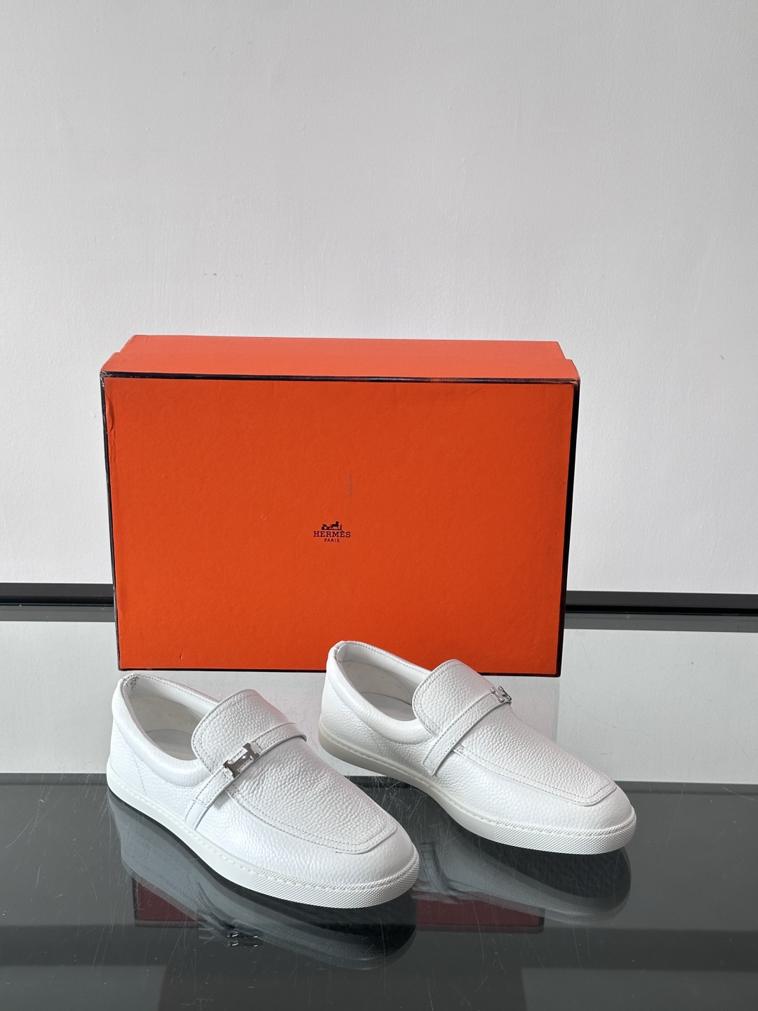 Hermes反绒皮乐福鞋爱马仕这款反绒皮乐福鞋，采用柔软麂皮，质感细腻，搭配白色橡胶鞋底，舒适又实用。鞋