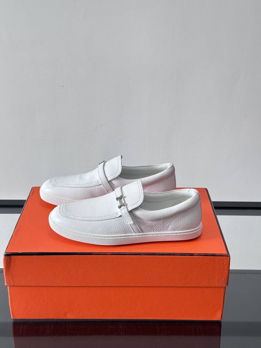 Hermes反绒皮乐福鞋爱马仕这款反绒皮乐福鞋，采用柔软麂皮，质感细腻，搭配白色橡胶鞋底，舒适又实用。鞋