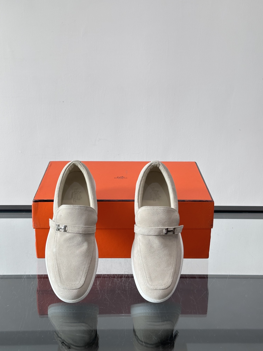 Hermes反绒皮乐福鞋爱马仕这款反绒皮乐福鞋，采用柔软麂皮，质感细腻，搭配白色橡胶鞋底，舒适又实用。鞋