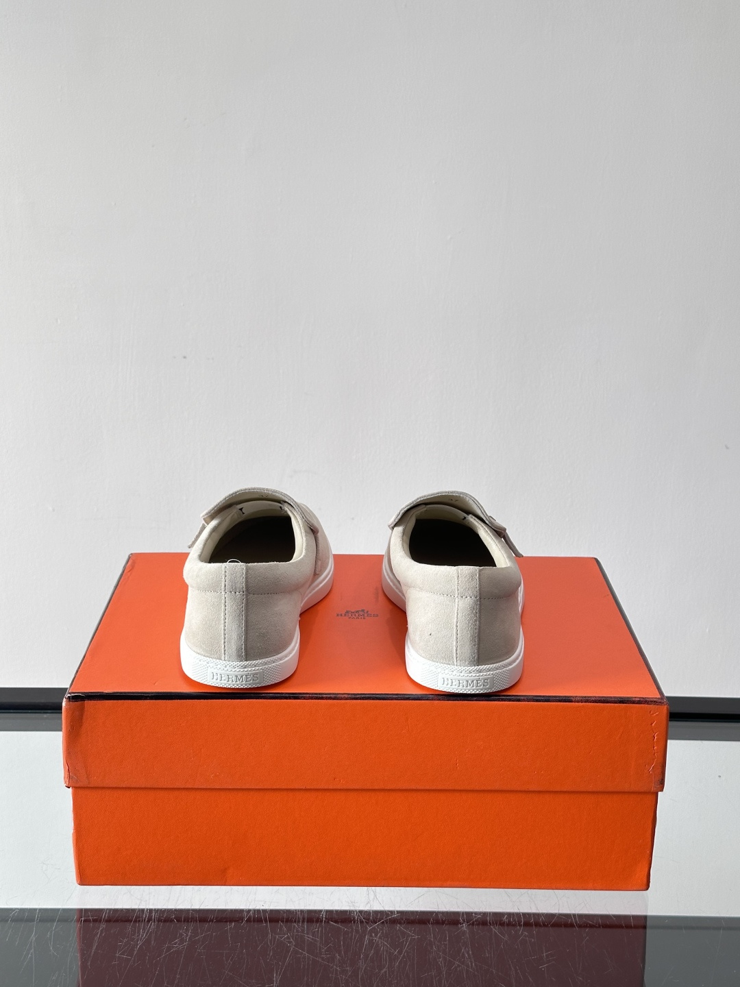Hermes反绒皮乐福鞋爱马仕这款反绒皮乐福鞋，采用柔软麂皮，质感细腻，搭配白色橡胶鞋底，舒适又实用。鞋
