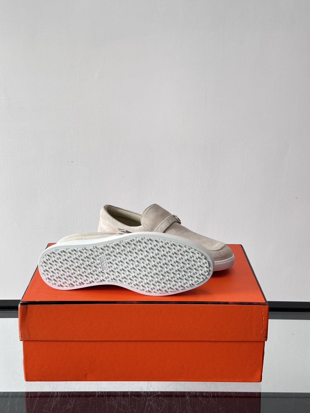 Hermes反绒皮乐福鞋爱马仕这款反绒皮乐福鞋，采用柔软麂皮，质感细腻，搭配白色橡胶鞋底，舒适又实用。鞋