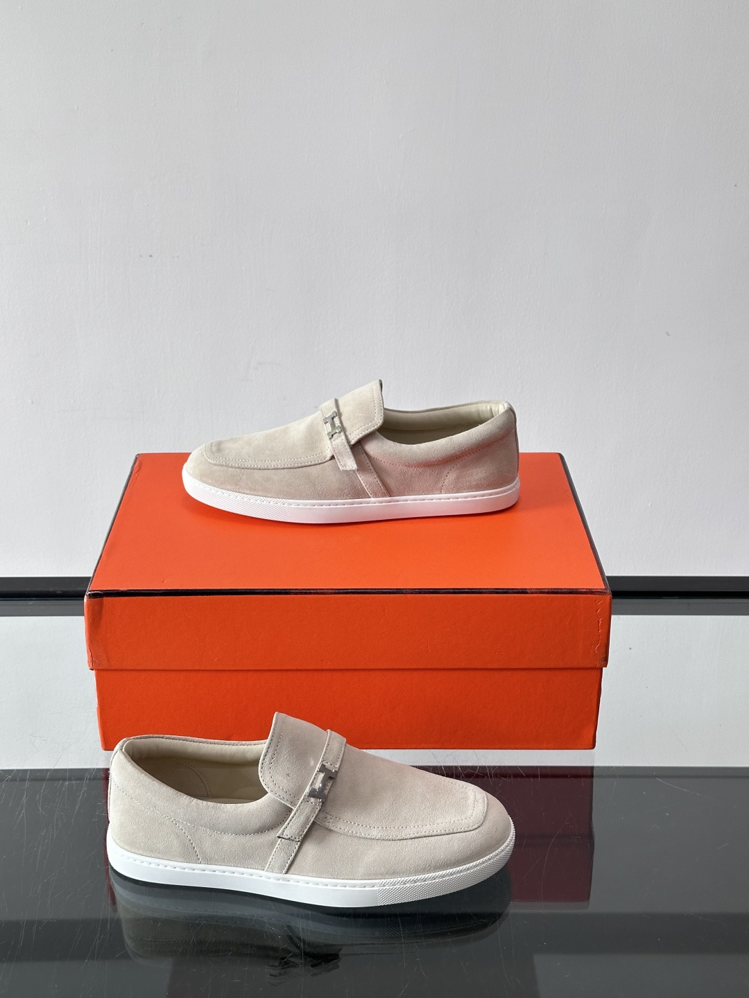 Hermes反绒皮乐福鞋爱马仕这款反绒皮乐福鞋，采用柔软麂皮，质感细腻，搭配白色橡胶鞋底，舒适又实用。鞋