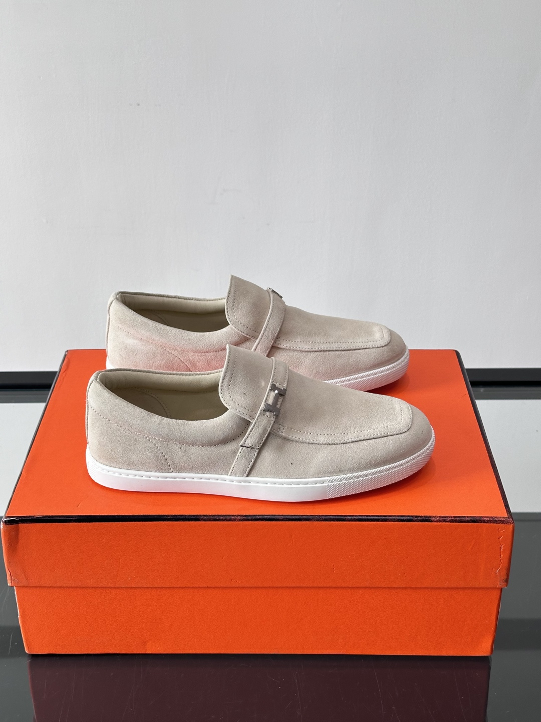 Hermes反绒皮乐福鞋爱马仕这款反绒皮乐福鞋，采用柔软麂皮，质感细腻，搭配白色橡胶鞋底，舒适又实用。鞋