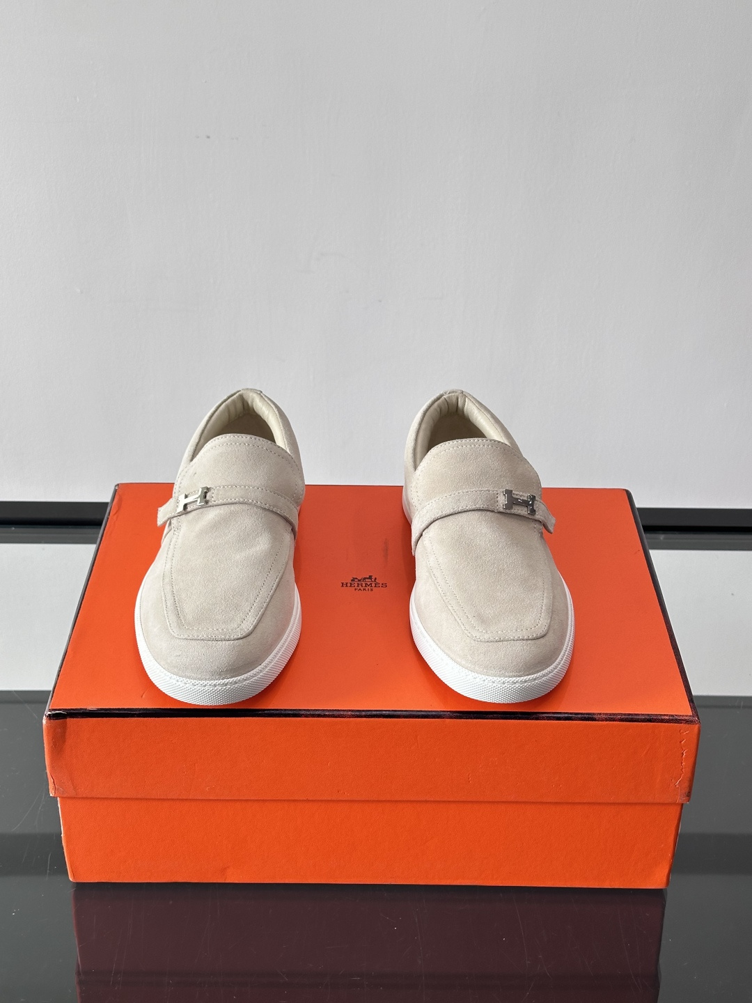 Hermes反绒皮乐福鞋爱马仕这款反绒皮乐福鞋，采用柔软麂皮，质感细腻，搭配白色橡胶鞋底，舒适又实用。鞋
