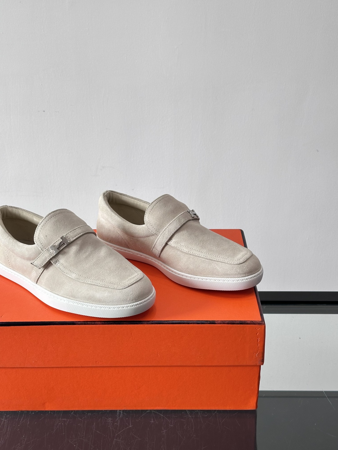 Hermes反绒皮乐福鞋爱马仕这款反绒皮乐福鞋，采用柔软麂皮，质感细腻，搭配白色橡胶鞋底，舒适又实用。鞋