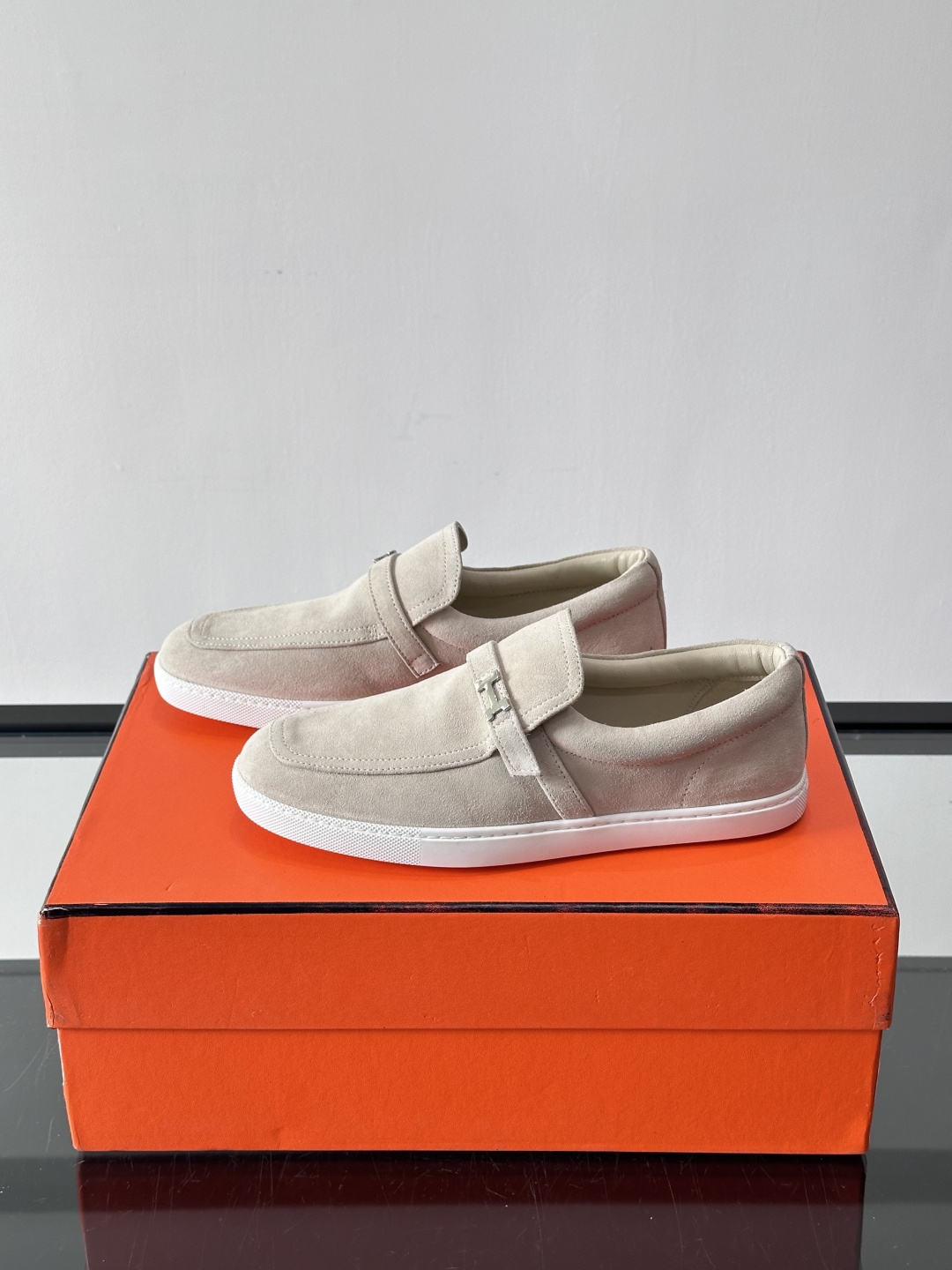 Hermes反绒皮乐福鞋爱马仕这款反绒皮乐福鞋，采用柔软麂皮，质感细腻，搭配白色橡胶鞋底，舒适又实用。鞋