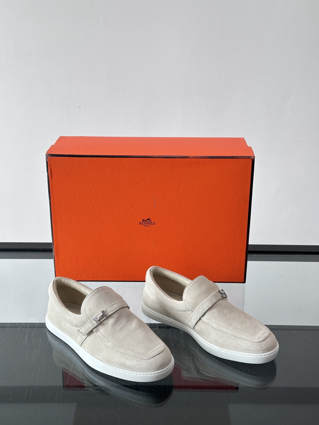 Hermes反绒皮乐福鞋爱马仕这款反绒皮乐福鞋，采用柔软麂皮，质感细腻，搭配白色橡胶鞋底，舒适又实用。鞋