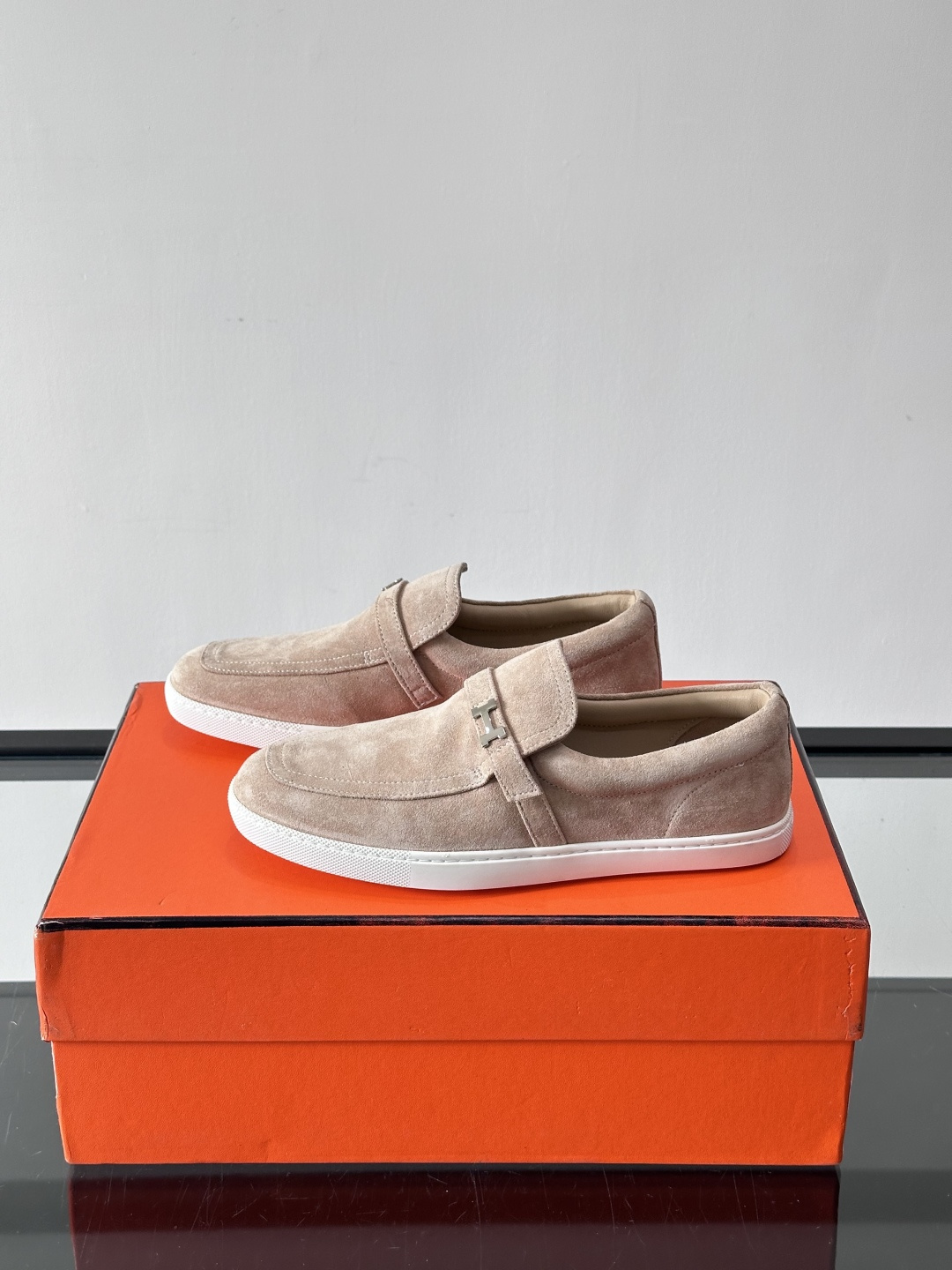 Hermes反绒皮乐福鞋爱马仕这款反绒皮乐福鞋，采用柔软麂皮，质感细腻，搭配白色橡胶鞋底，舒适又实用。鞋