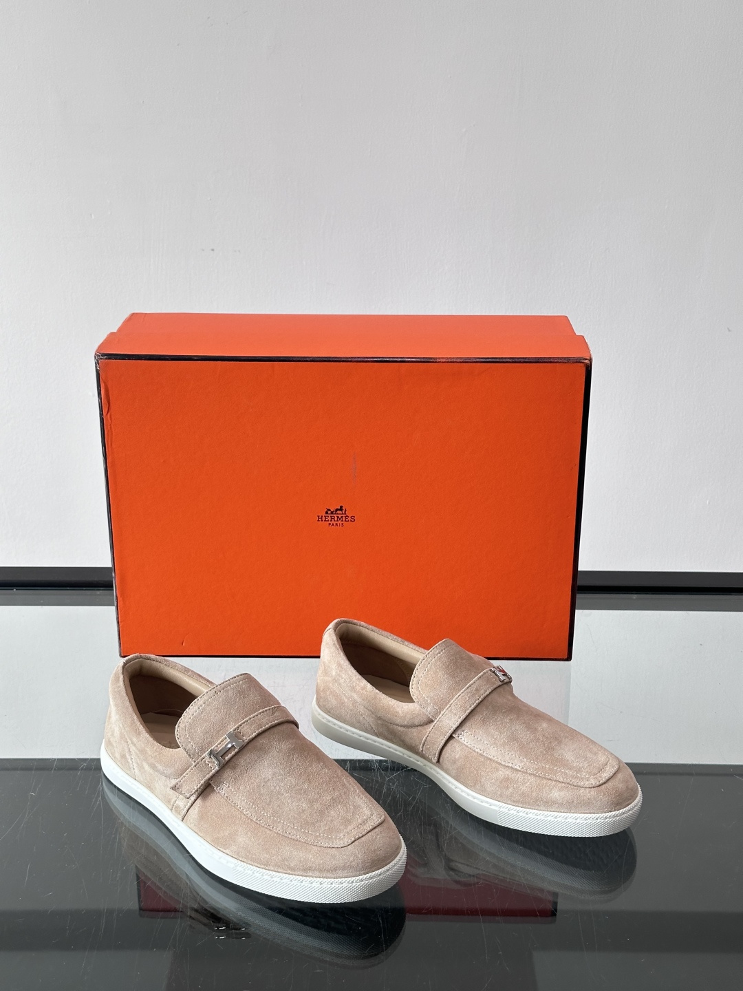Hermes反绒皮乐福鞋爱马仕这款反绒皮乐福鞋，采用柔软麂皮，质感细腻，搭配白色橡胶鞋底，舒适又实用。鞋