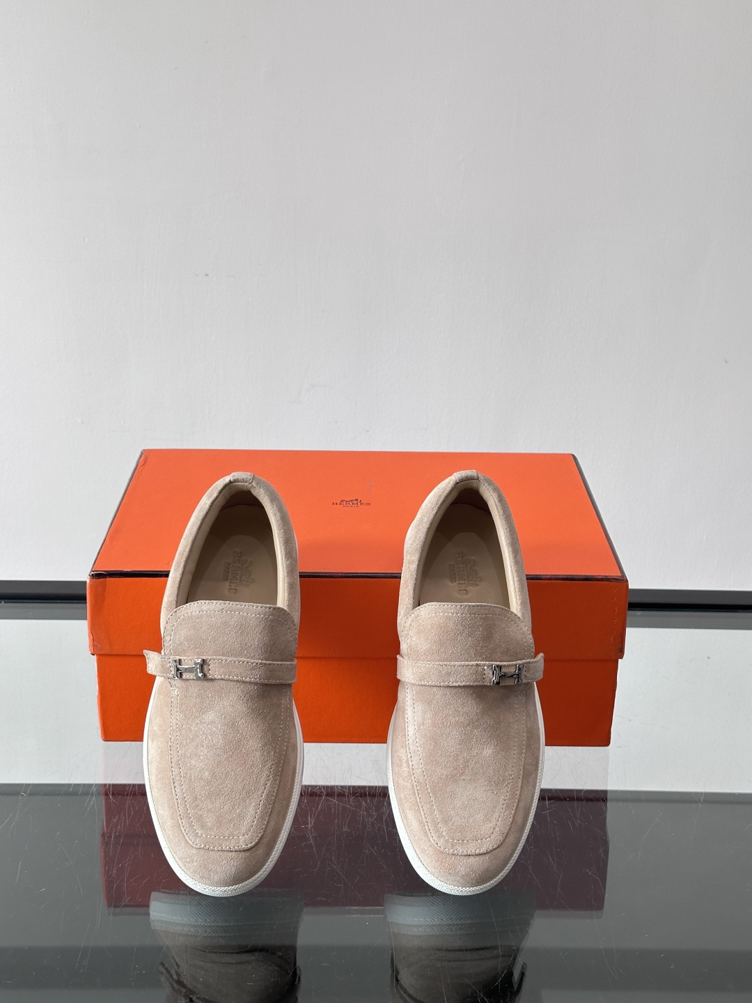 Hermes反绒皮乐福鞋爱马仕这款反绒皮乐福鞋，采用柔软麂皮，质感细腻，搭配白色橡胶鞋底，舒适又实用。鞋