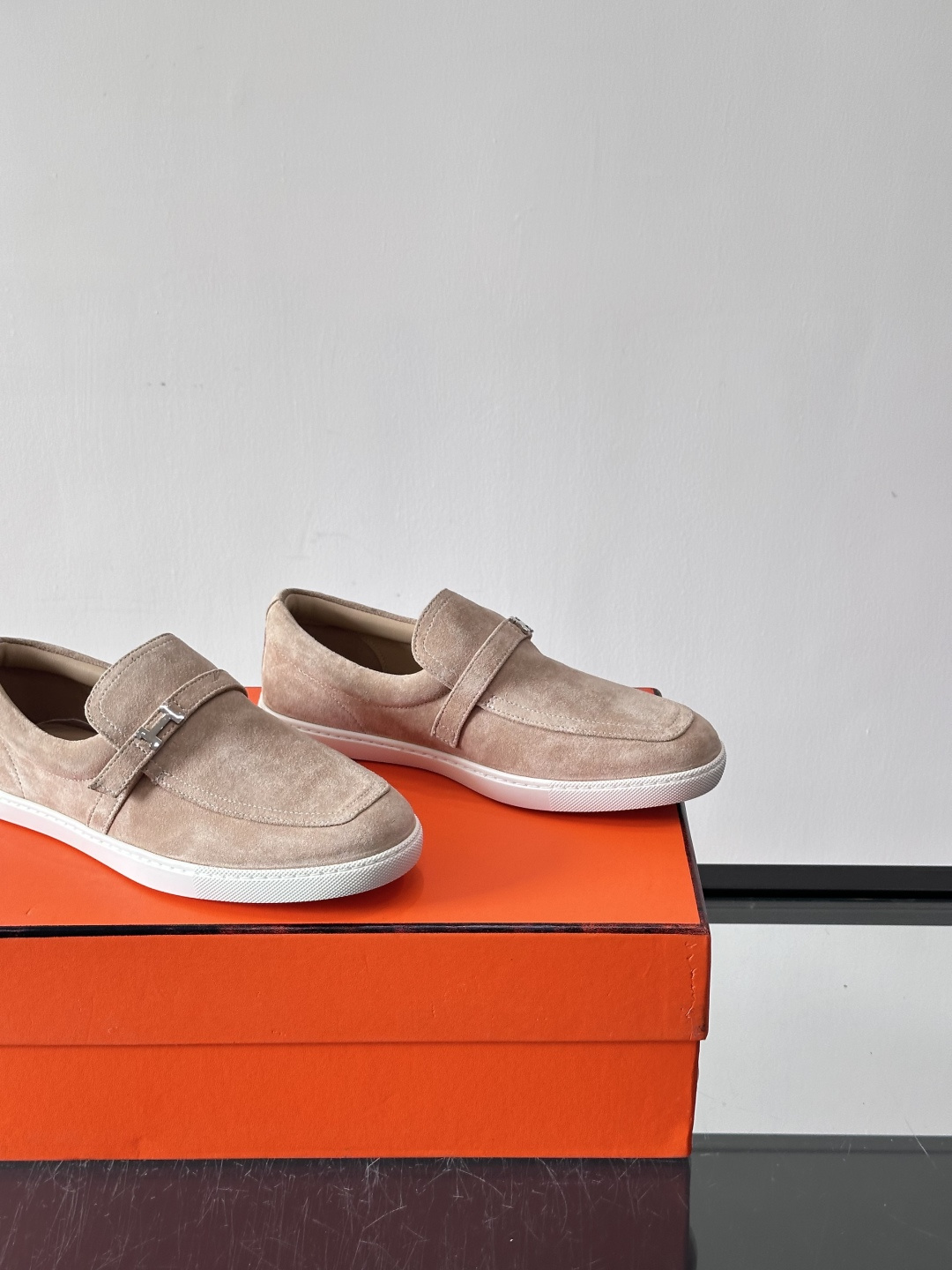 Hermes反绒皮乐福鞋爱马仕这款反绒皮乐福鞋，采用柔软麂皮，质感细腻，搭配白色橡胶鞋底，舒适又实用。鞋