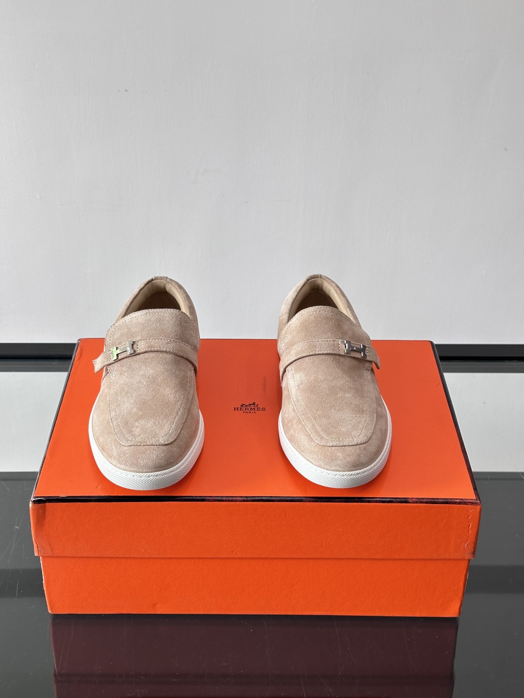 Hermes反绒皮乐福鞋爱马仕这款反绒皮乐福鞋，采用柔软麂皮，质感细腻，搭配白色橡胶鞋底，舒适又实用。鞋