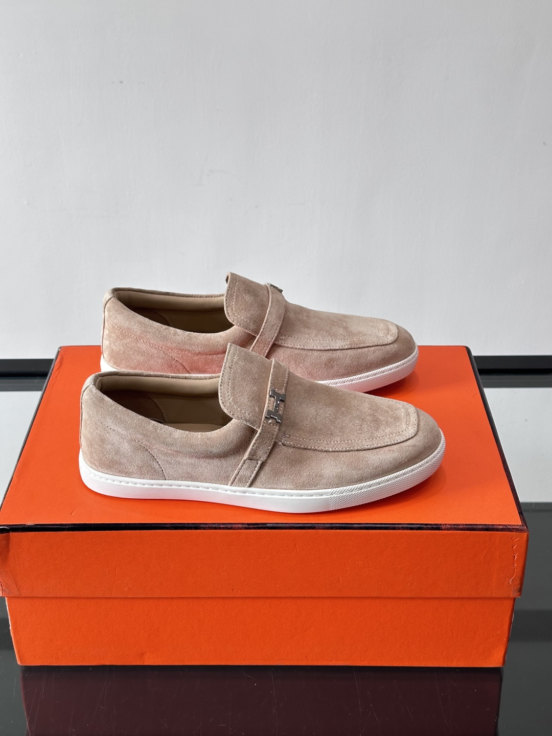 Hermes反绒皮乐福鞋爱马仕这款反绒皮乐福鞋，采用柔软麂皮，质感细腻，搭配白色橡胶鞋底，舒适又实用。鞋