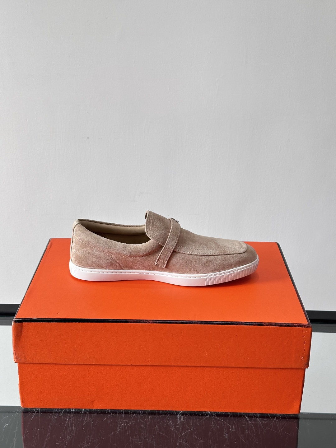 Hermes反绒皮乐福鞋爱马仕这款反绒皮乐福鞋，采用柔软麂皮，质感细腻，搭配白色橡胶鞋底，舒适又实用。鞋