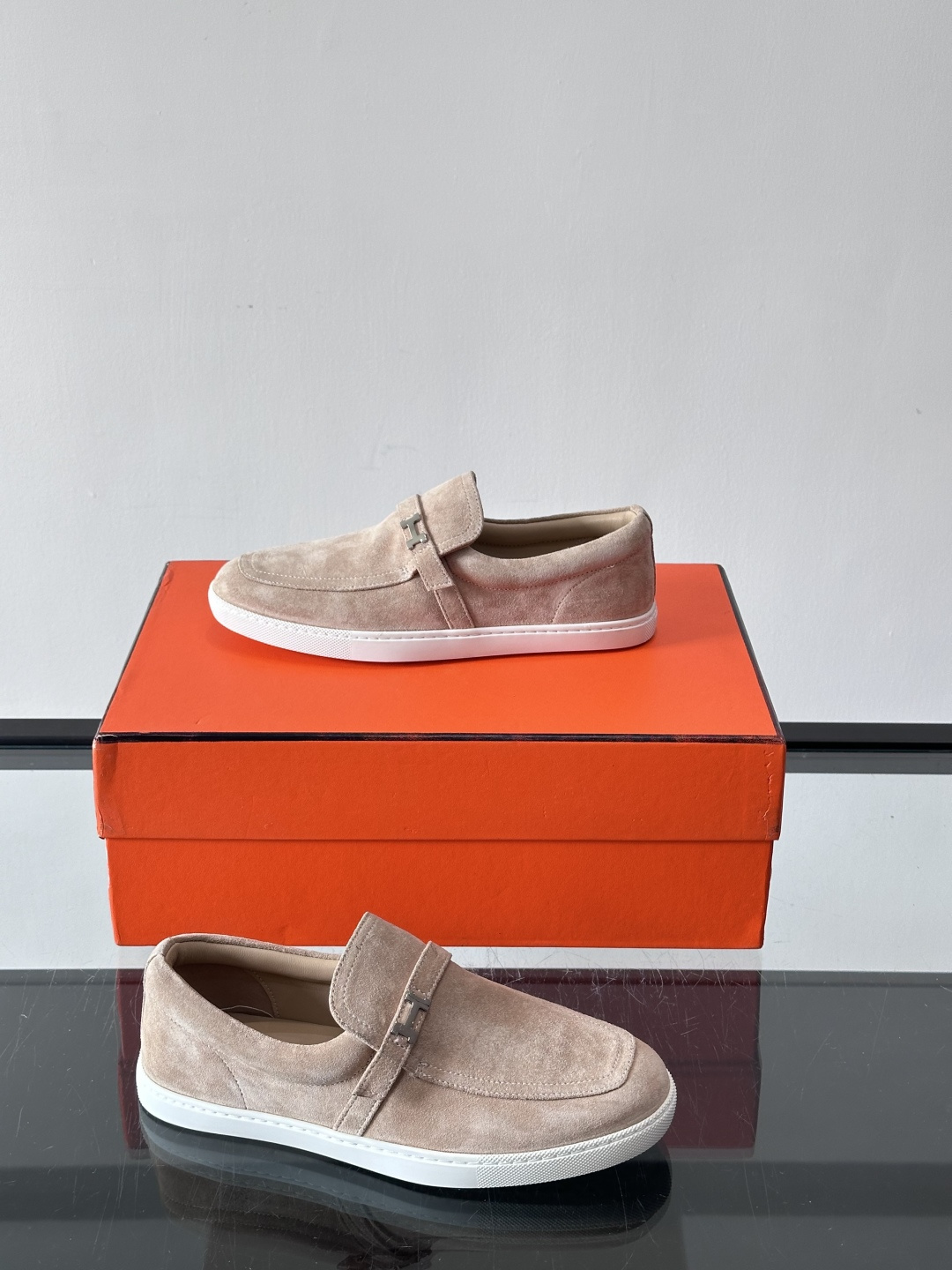 Hermes反绒皮乐福鞋爱马仕这款反绒皮乐福鞋，采用柔软麂皮，质感细腻，搭配白色橡胶鞋底，舒适又实用。鞋