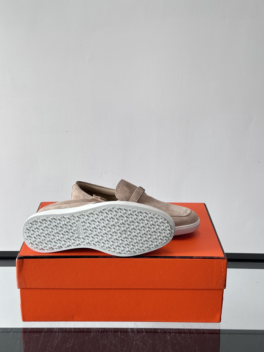 Hermes反绒皮乐福鞋爱马仕这款反绒皮乐福鞋，采用柔软麂皮，质感细腻，搭配白色橡胶鞋底，舒适又实用。鞋