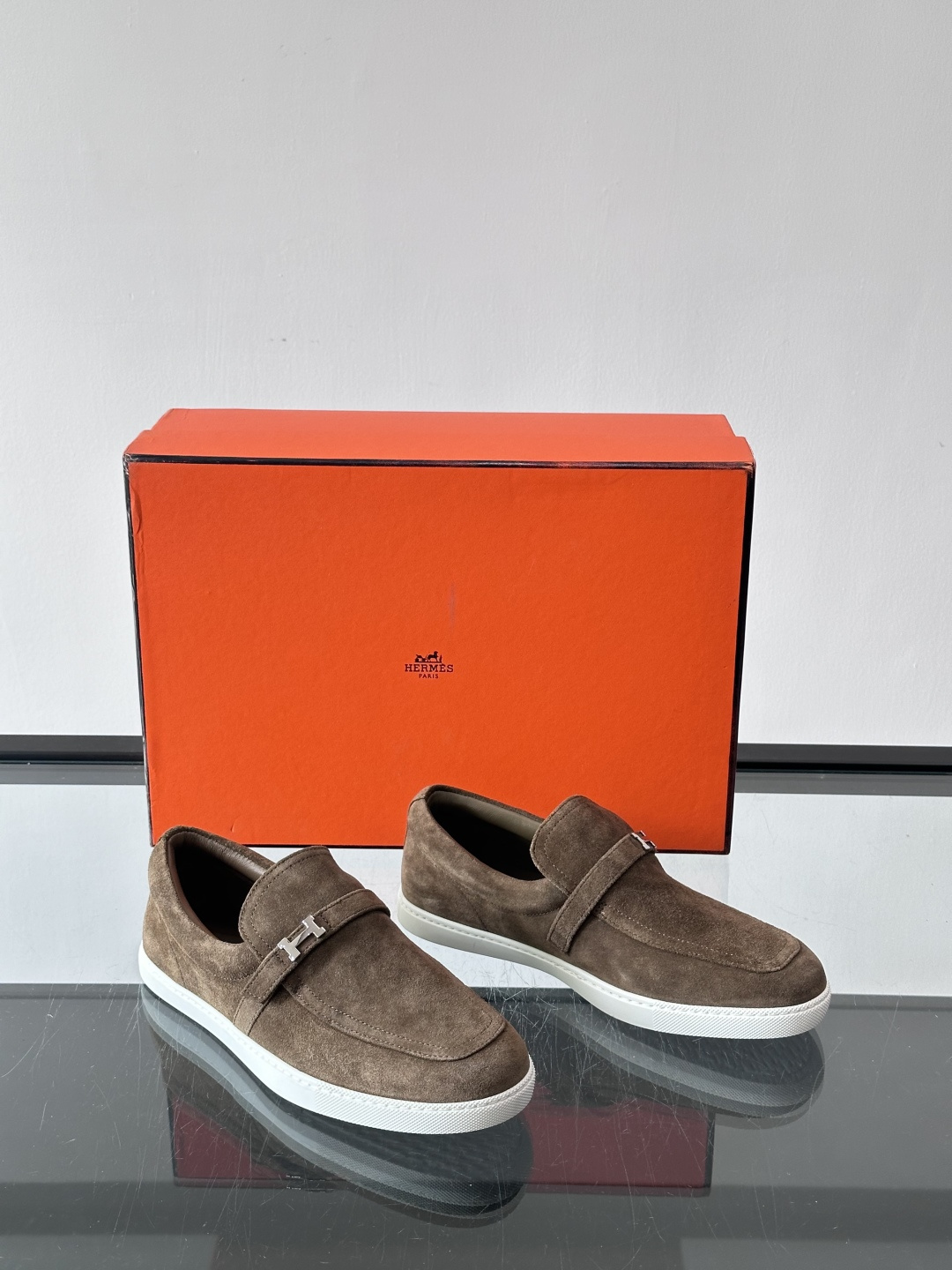 Hermes反绒皮乐福鞋爱马仕这款反绒皮乐福鞋，采用柔软麂皮，质感细腻，搭配白色橡胶鞋底，舒适又实用。鞋