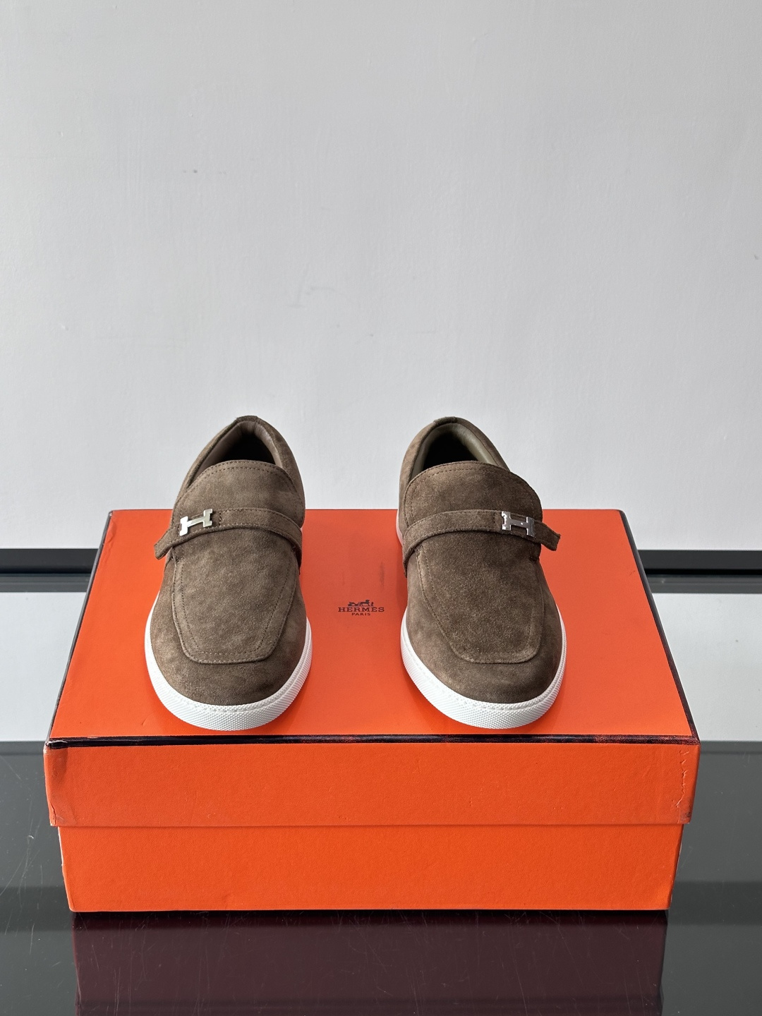 Hermes反绒皮乐福鞋爱马仕这款反绒皮乐福鞋，采用柔软麂皮，质感细腻，搭配白色橡胶鞋底，舒适又实用。鞋