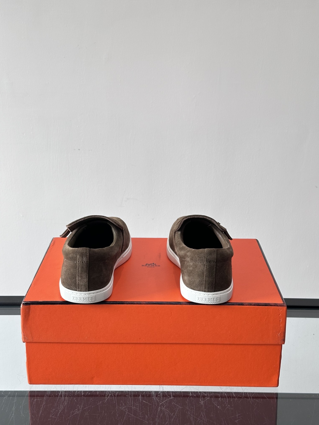 Hermes反绒皮乐福鞋爱马仕这款反绒皮乐福鞋，采用柔软麂皮，质感细腻，搭配白色橡胶鞋底，舒适又实用。鞋