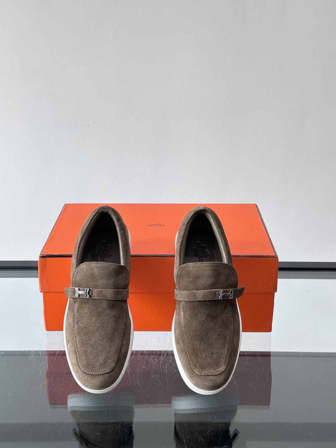 Hermes反绒皮乐福鞋爱马仕这款反绒皮乐福鞋，采用柔软麂皮，质感细腻，搭配白色橡胶鞋底，舒适又实用。鞋