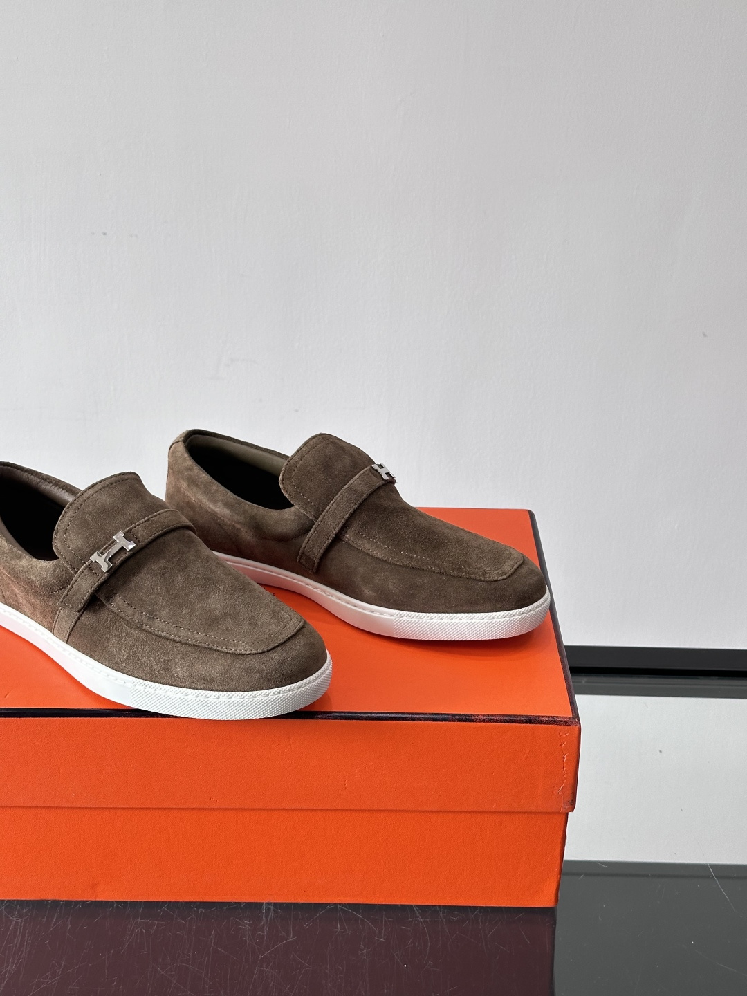 Hermes反绒皮乐福鞋爱马仕这款反绒皮乐福鞋，采用柔软麂皮，质感细腻，搭配白色橡胶鞋底，舒适又实用。鞋