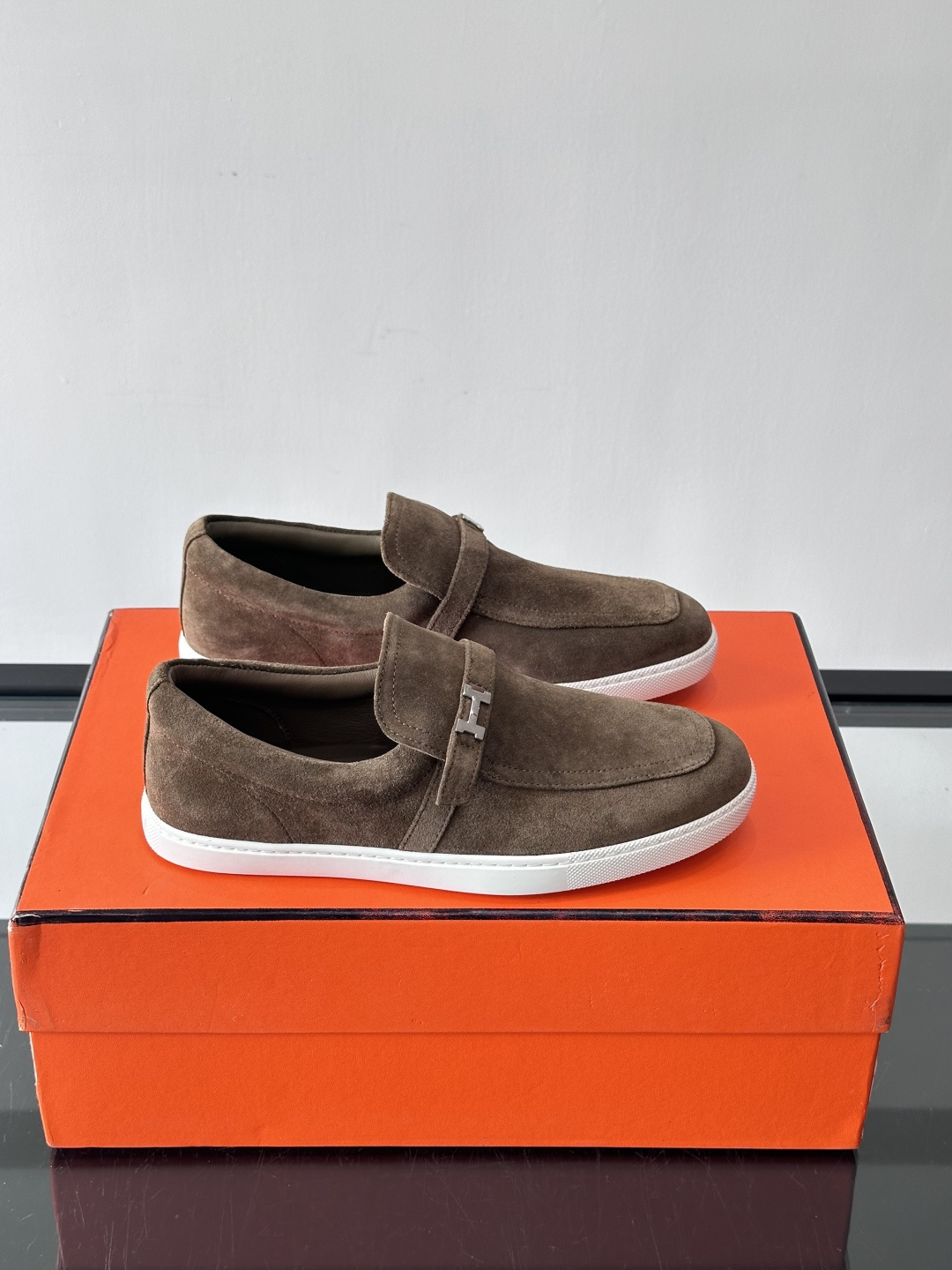 Hermes反绒皮乐福鞋爱马仕这款反绒皮乐福鞋，采用柔软麂皮，质感细腻，搭配白色橡胶鞋底，舒适又实用。鞋