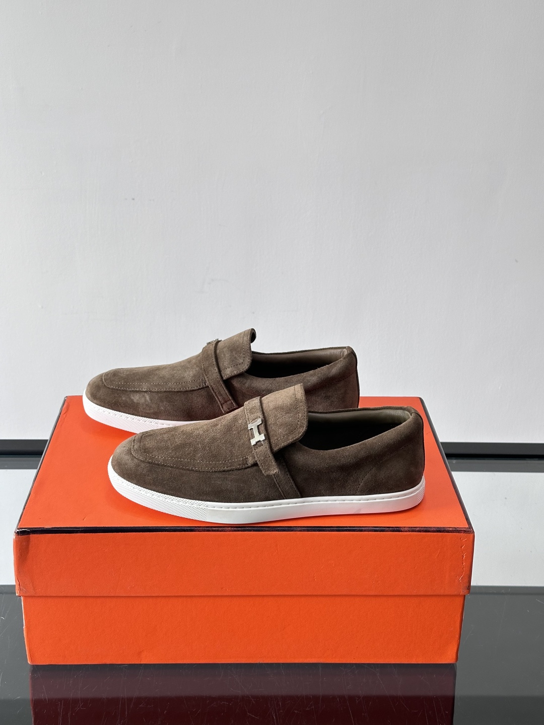 Hermes反绒皮乐福鞋爱马仕这款反绒皮乐福鞋，采用柔软麂皮，质感细腻，搭配白色橡胶鞋底，舒适又实用。鞋