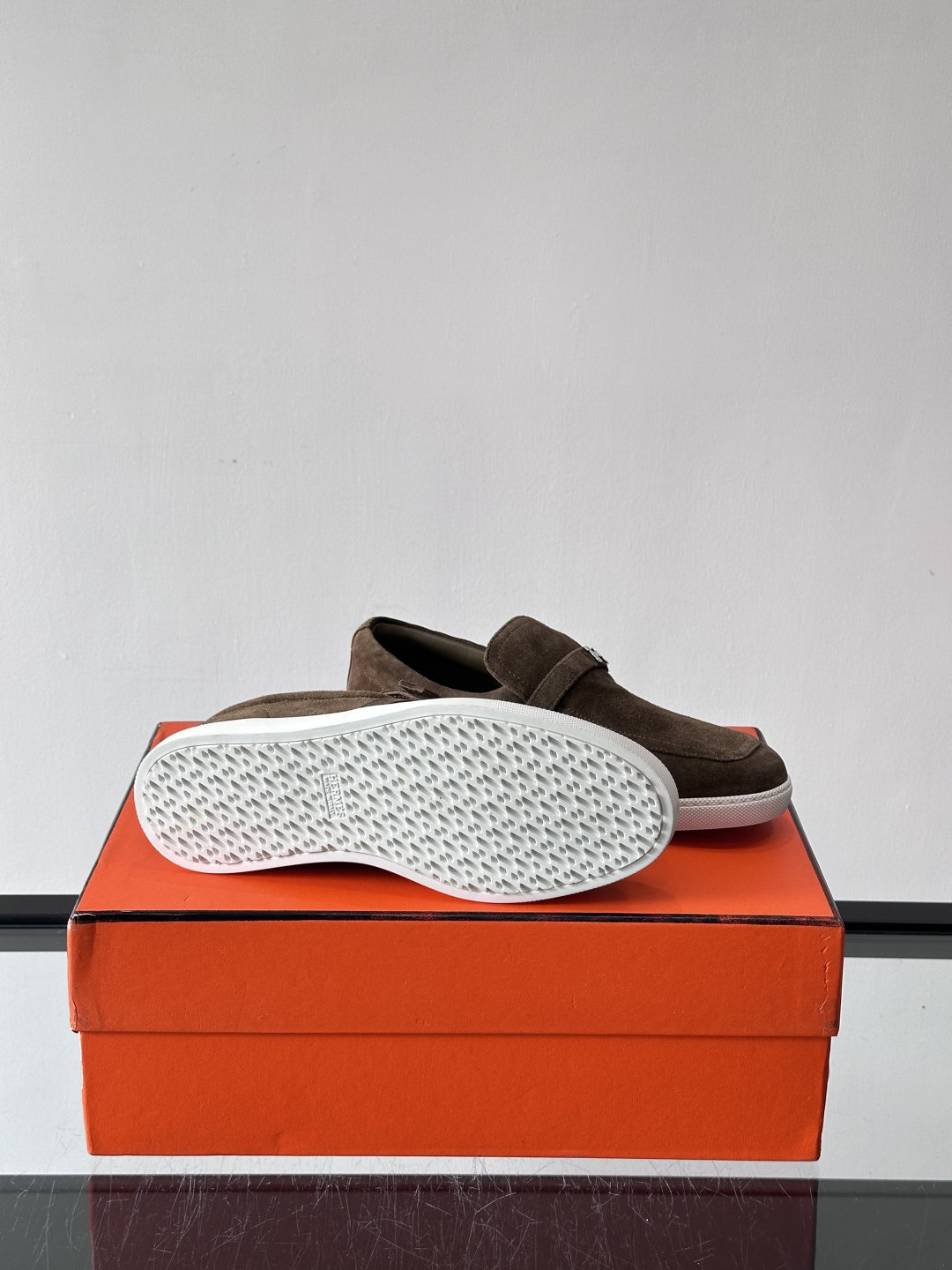 Hermes反绒皮乐福鞋爱马仕这款反绒皮乐福鞋，采用柔软麂皮，质感细腻，搭配白色橡胶鞋底，舒适又实用。鞋