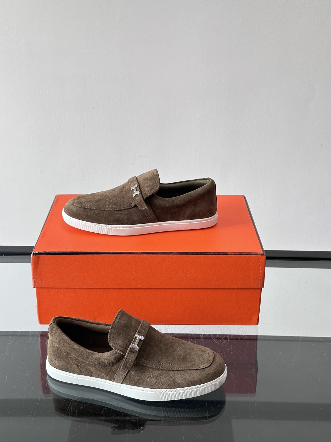 Hermes反绒皮乐福鞋爱马仕这款反绒皮乐福鞋，采用柔软麂皮，质感细腻，搭配白色橡胶鞋底，舒适又实用。鞋