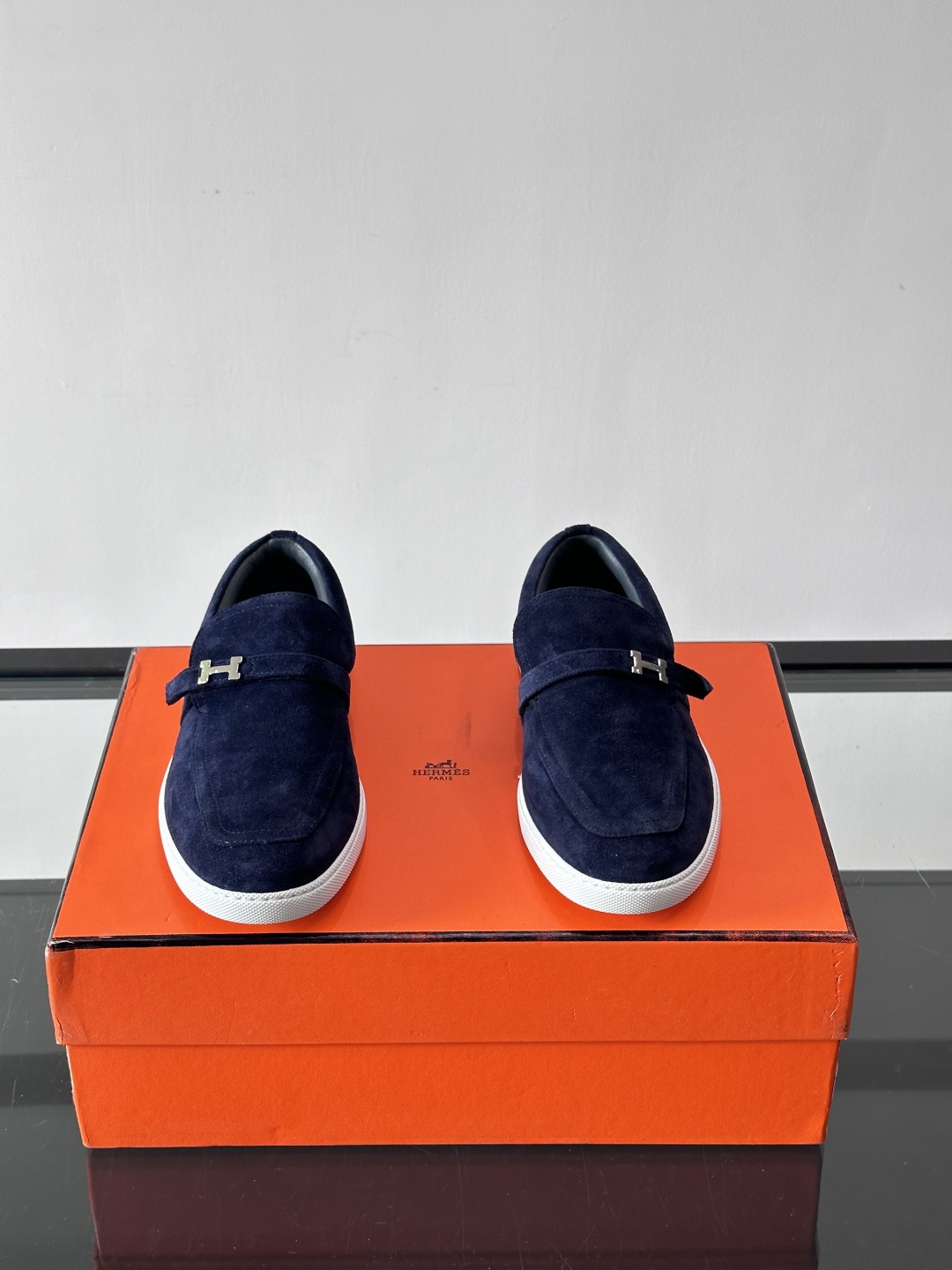 Hermes反绒皮乐福鞋爱马仕这款反绒皮乐福鞋，采用柔软麂皮，质感细腻，搭配白色橡胶鞋底，舒适又实用。鞋