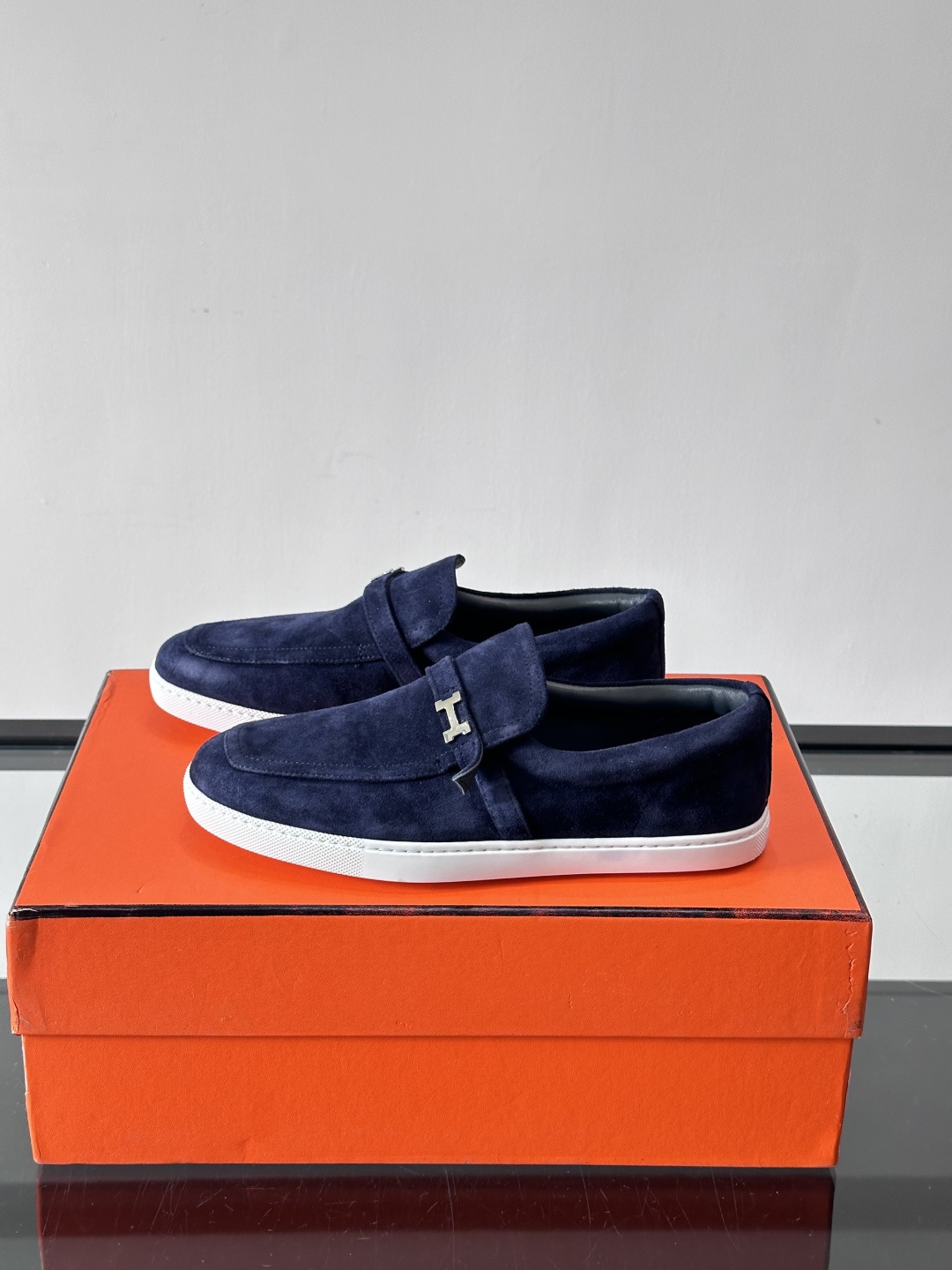 Hermes反绒皮乐福鞋爱马仕这款反绒皮乐福鞋，采用柔软麂皮，质感细腻，搭配白色橡胶鞋底，舒适又实用。鞋