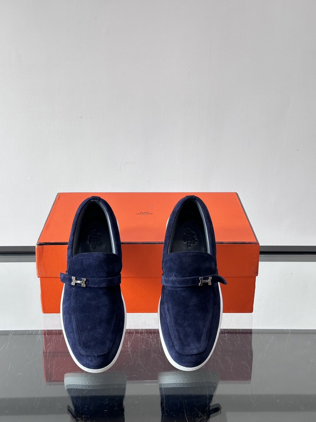 Hermes反绒皮乐福鞋爱马仕这款反绒皮乐福鞋，采用柔软麂皮，质感细腻，搭配白色橡胶鞋底，舒适又实用。鞋