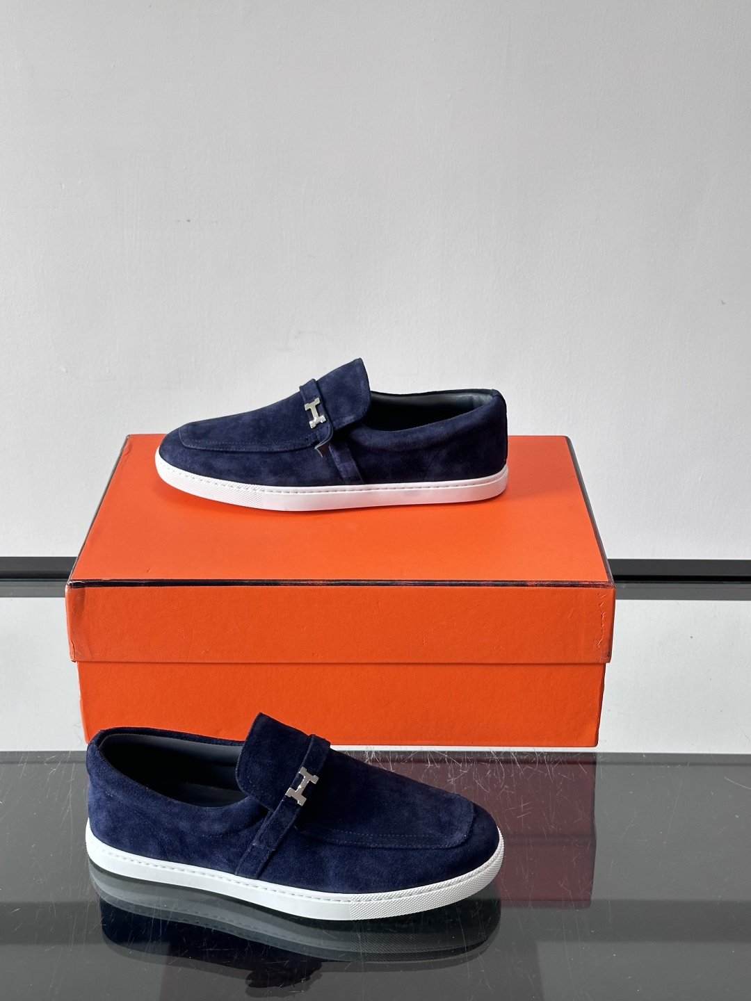 Hermes反绒皮乐福鞋爱马仕这款反绒皮乐福鞋，采用柔软麂皮，质感细腻，搭配白色橡胶鞋底，舒适又实用。鞋