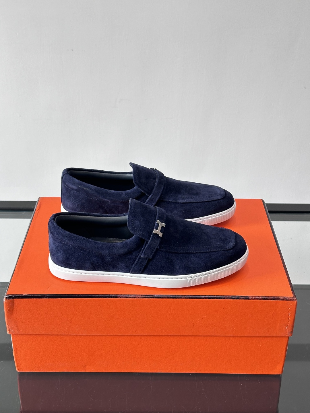 Hermes反绒皮乐福鞋爱马仕这款反绒皮乐福鞋，采用柔软麂皮，质感细腻，搭配白色橡胶鞋底，舒适又实用。鞋