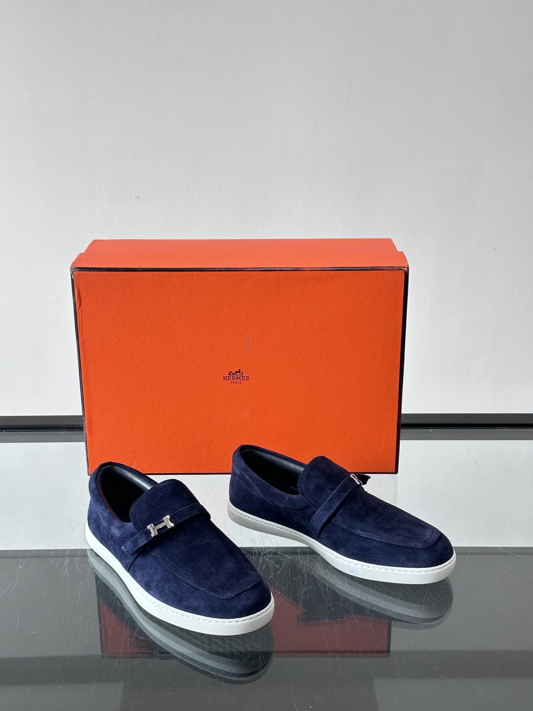 Hermes反绒皮乐福鞋爱马仕这款反绒皮乐福鞋，采用柔软麂皮，质感细腻，搭配白色橡胶鞋底，舒适又实用。鞋